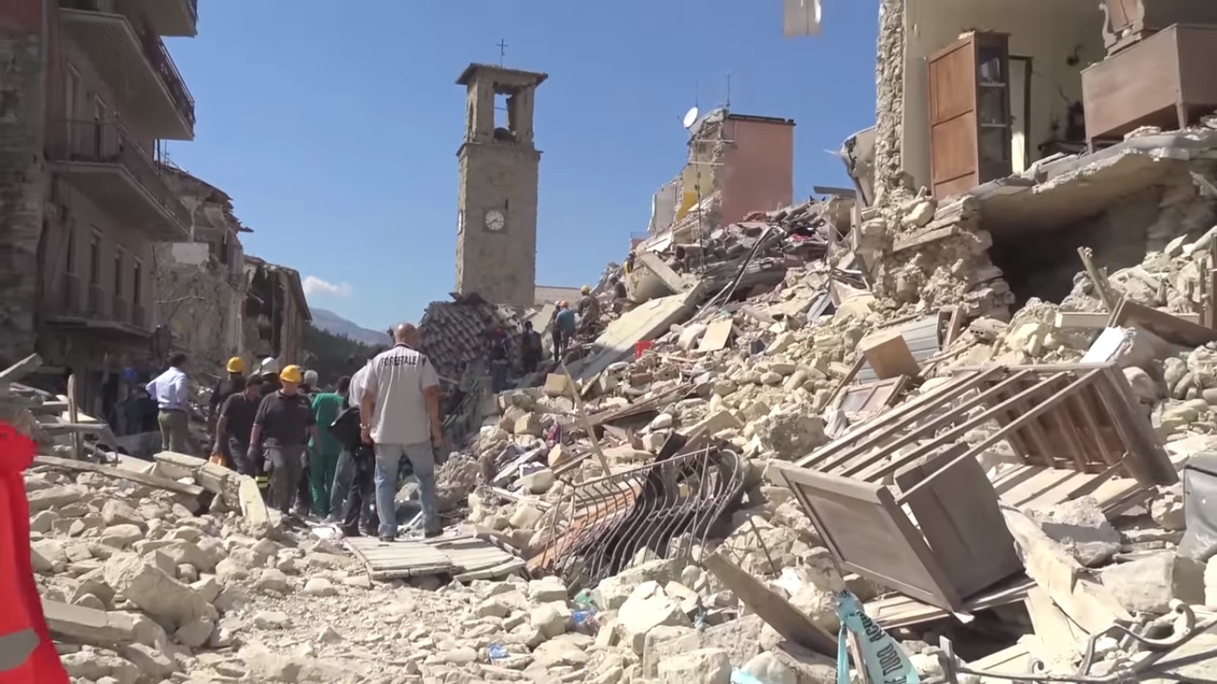 Il centro di Amatrice distrutto dal terremoto del 2016 con la Torre Civica ancora in piedi