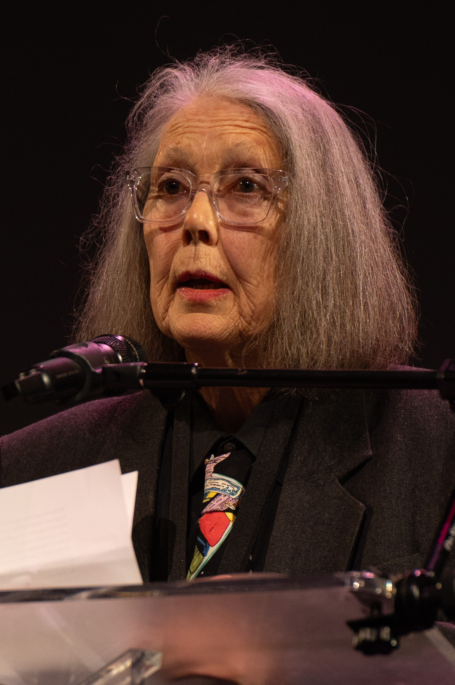 Anne Carson durante una lettura dei finalisti dei National Book Awards nel 2024