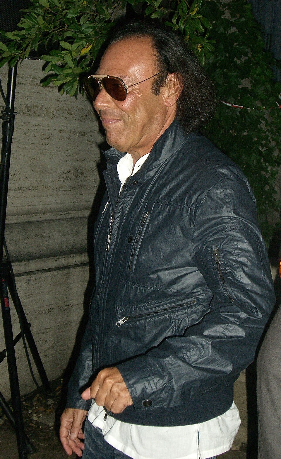 Antonello Venditti con occhiali da sole e giacca scura in una fotografia d’archivio del 2008