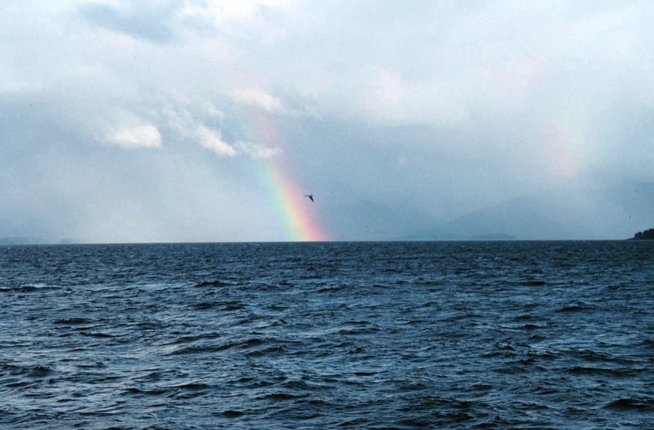 Arcobaleno visibile tra le nuvole dopo un rovescio sopra il mare