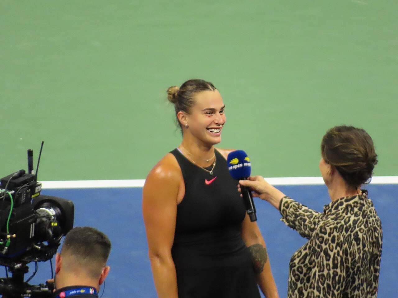 Aryna Sabalenka, al centro della foto, durante un’intervista agli US Open il 5 settembre 2024