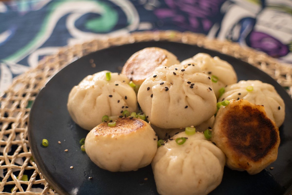 Baozi cinesi ripieni serviti su un piatto