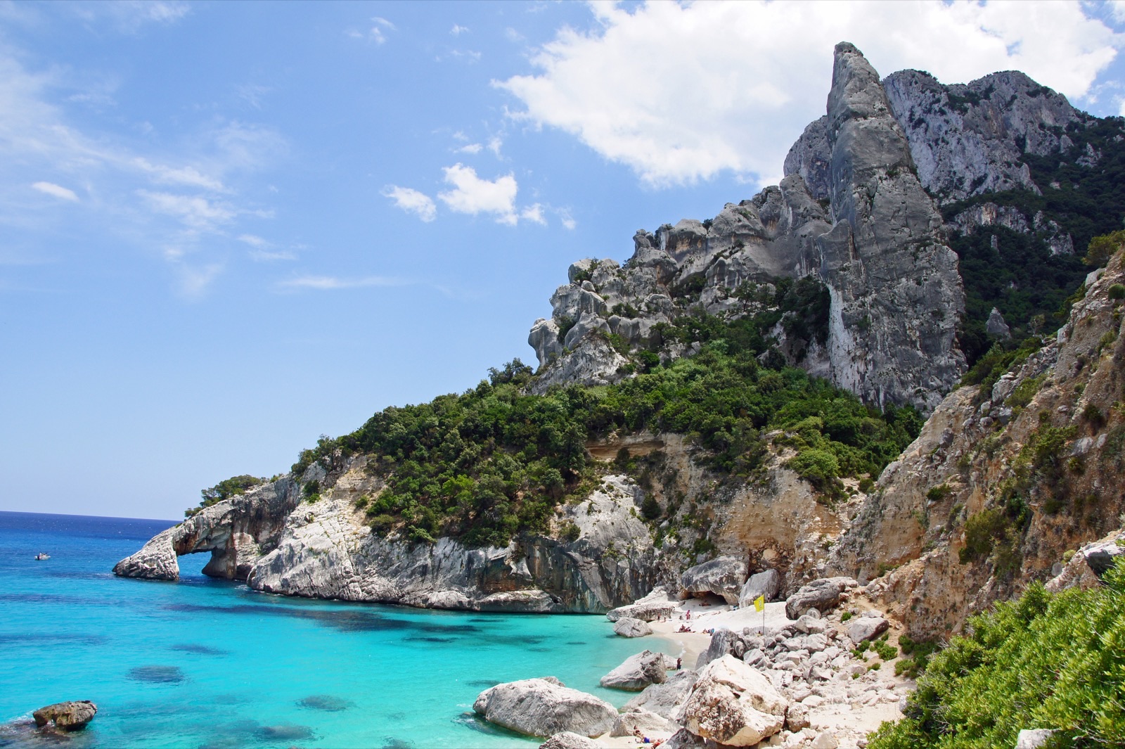 Cala Goloritzé con il mare turchese, l’arco naturale e la guglia calcarea