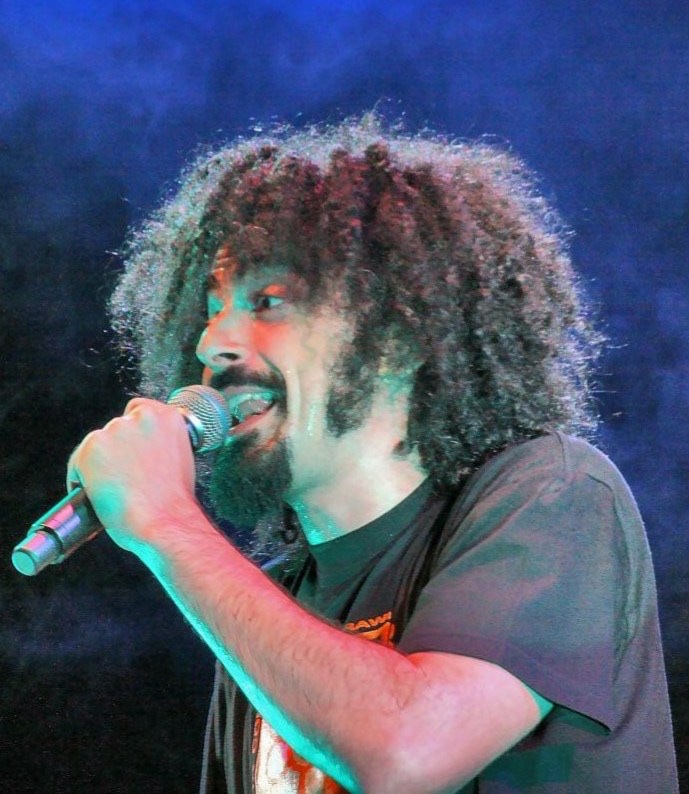 Caparezza durante un concerto nel 2008