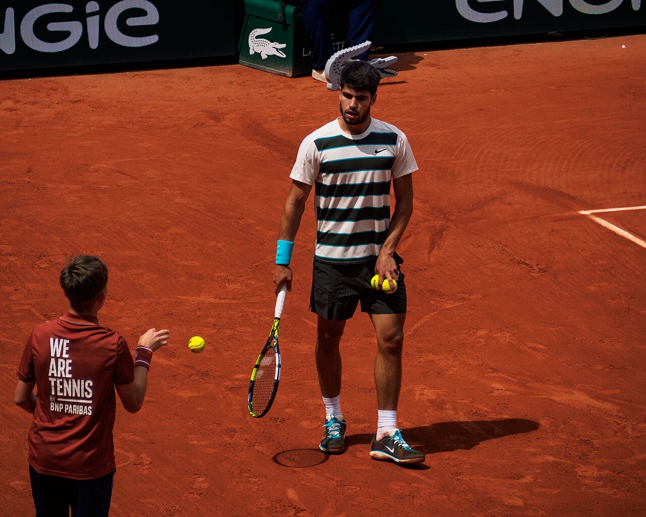 Carlos Alcaraz in campo durante il primo turno del Roland Garros 2025