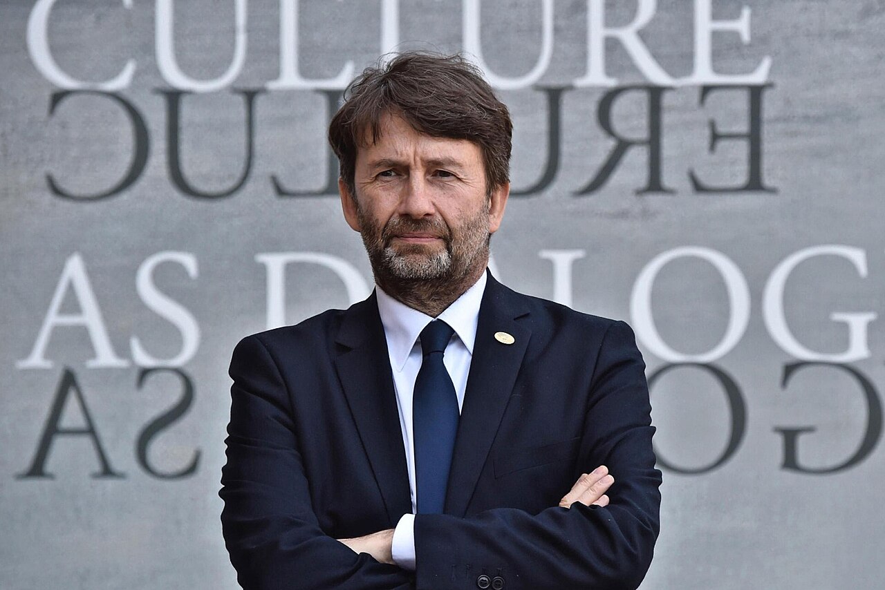Ritratto ufficiale di Dario Franceschini davanti alla sede del Ministero della Cultura nel 2021