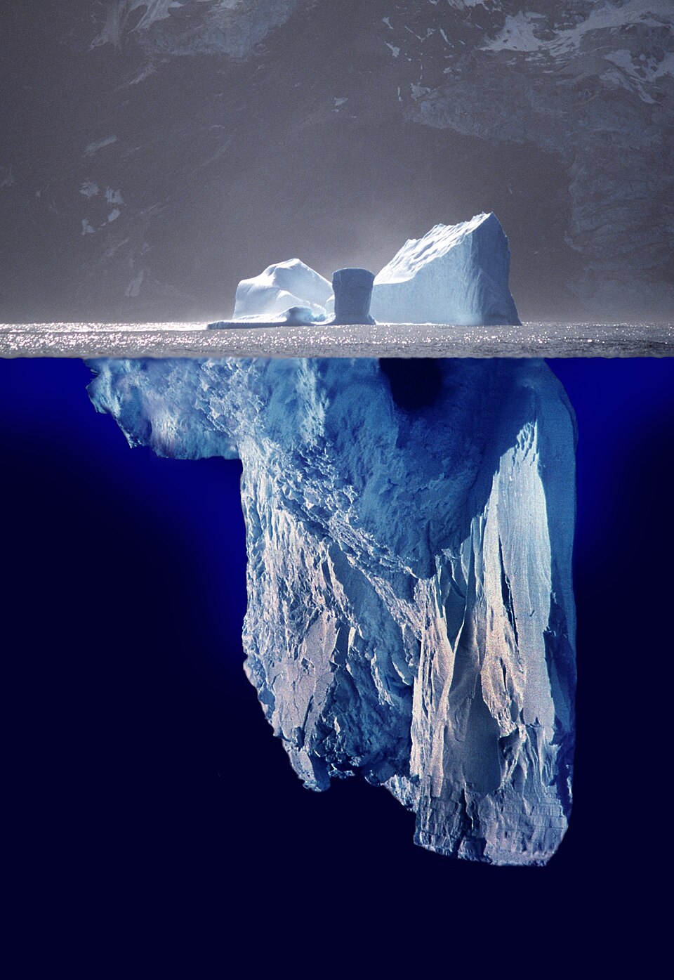 Fotomontaggio di un iceberg visto sopra e sotto la superficie, usato come metafora dell’economia sommersa