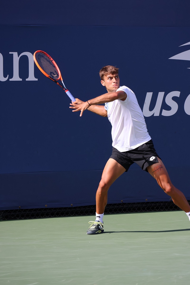 Flavio Cobolli colpisce un rovescio durante le qualificazioni degli US Open 2023