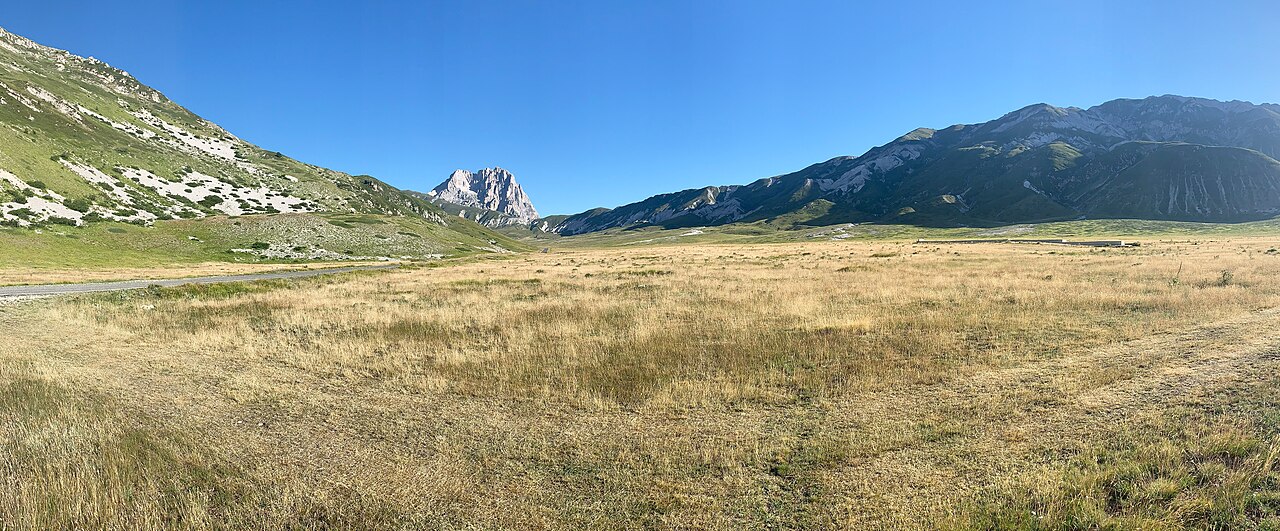 L’altopiano di Campo Imperatore con il Corno Grande sullo sfondo, nel massiccio del Gran Sasso
