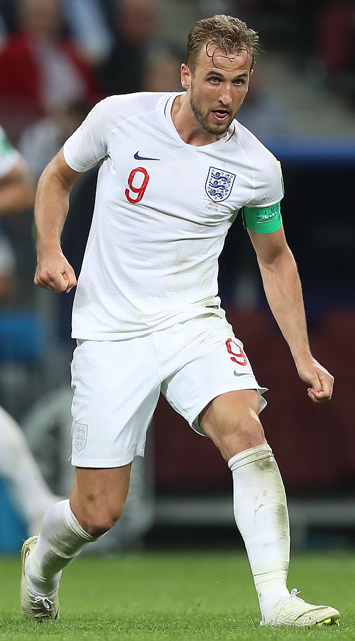 Harry Kane con la maglia bianca numero 9 dell’Inghilterra e la fascia da capitano ai Mondiali del 2018