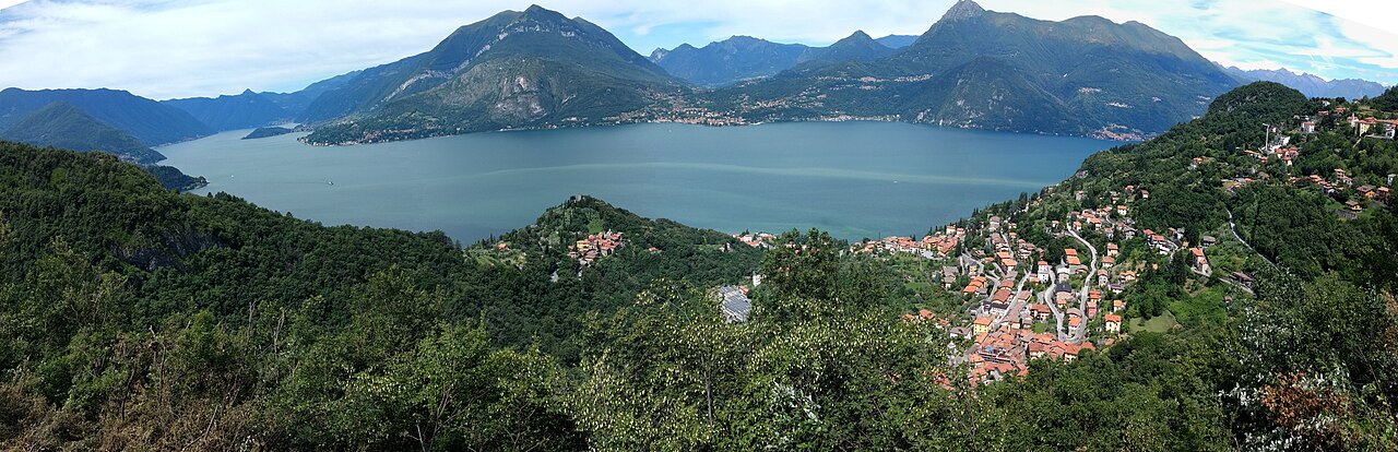 Veduta panoramica del Lago di Como sopra Varenna, con Menaggio sulla sponda opposta e Bellagio a sinistra