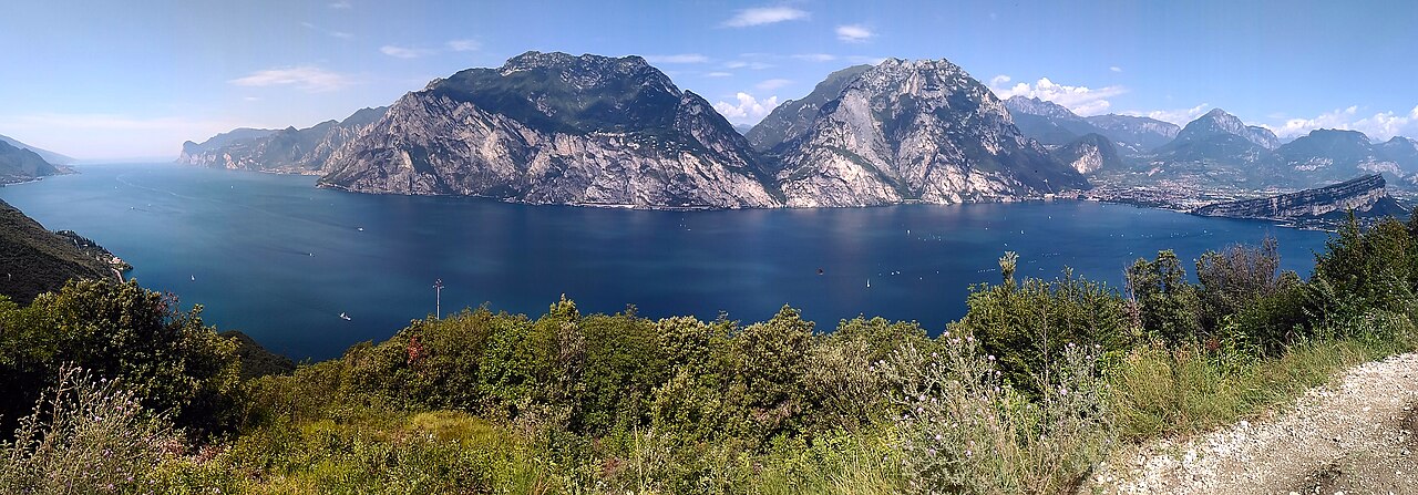 Il lago di Garda visto da Busatte, tra acqua e montagne