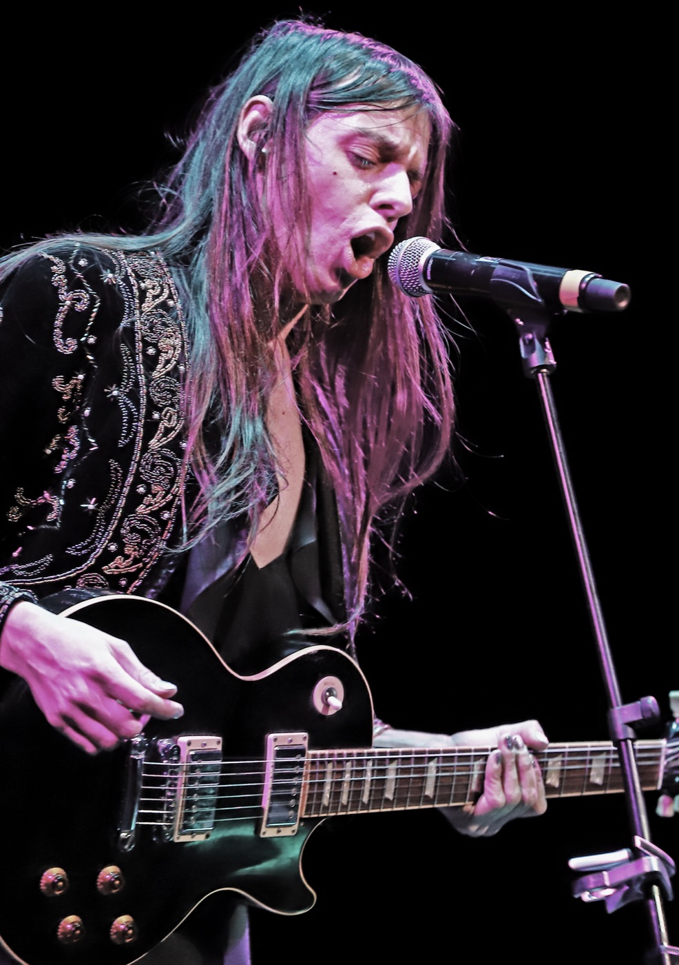 Lucio Corsi canta e suona la chitarra dal vivo nel 2020