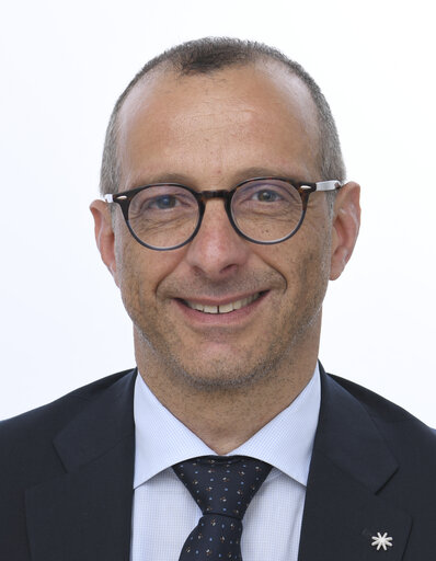 Ritratto ufficiale di Matteo Ricci al Parlamento europeo nel 2024