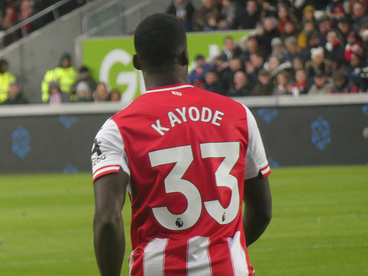 Michael Kayode con la maglia del Brentford durante una partita contro il Bournemouth nel 2025