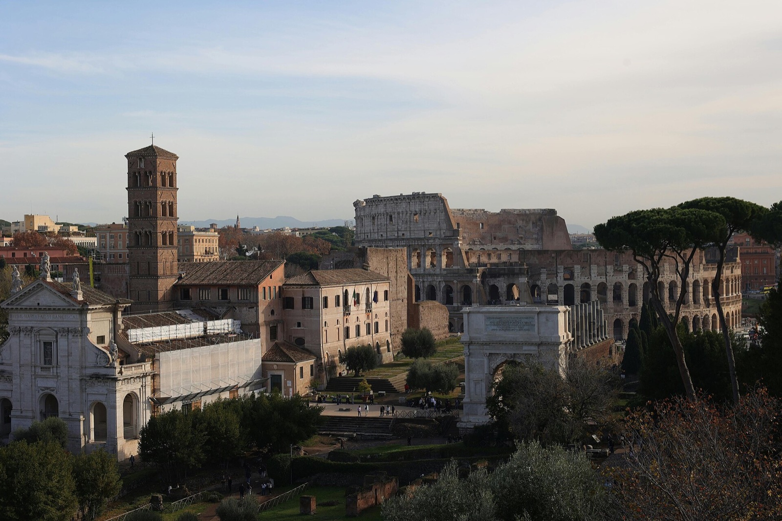 Veduta panoramica del Colosseo e del centro storico di Roma
