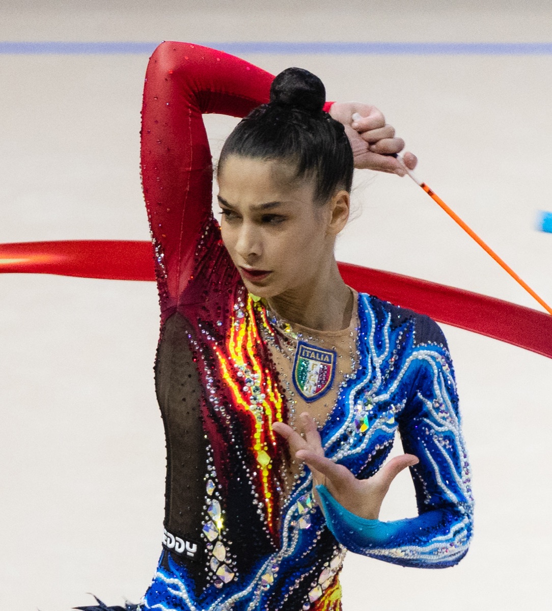 Sofia Raffaeli durante un esercizio con il nastro agli Europei di ginnastica ritmica del 2022