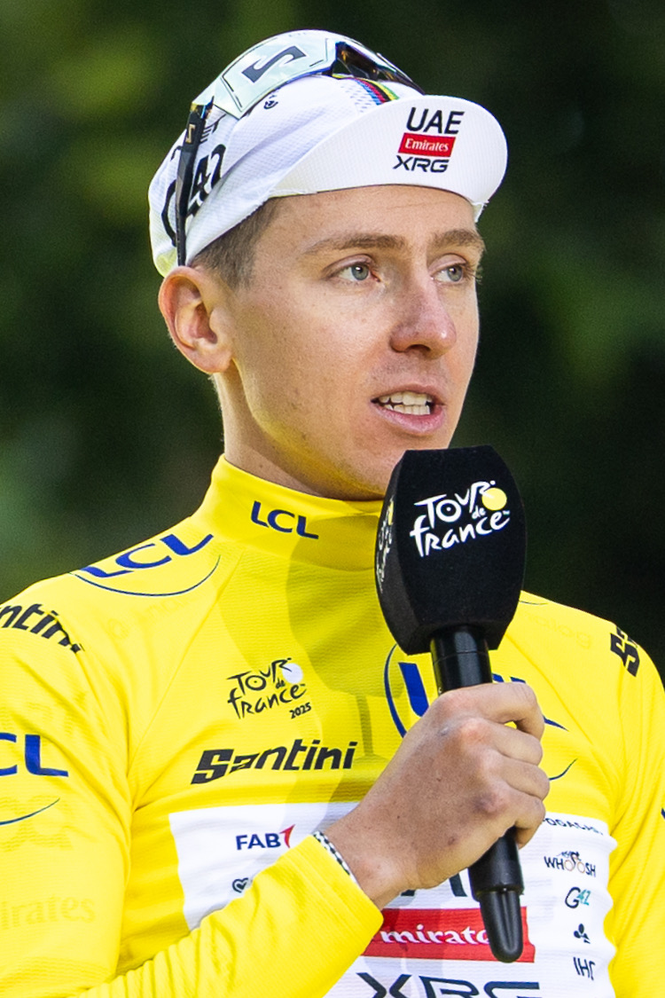 Tadej Pogačar sul podio finale del Tour de France 2025 con la maglia gialla