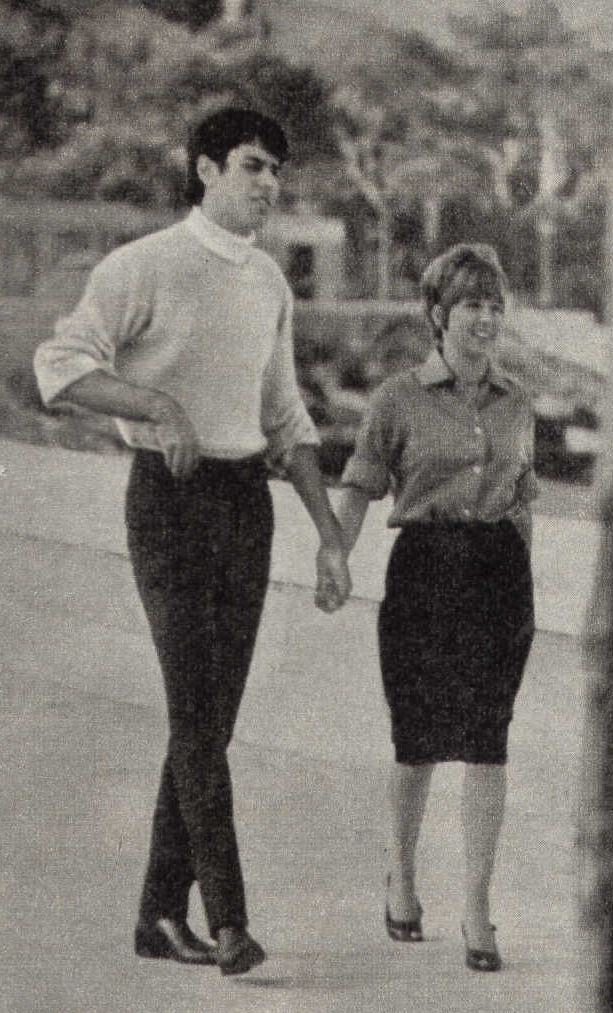 Teo Teocoli con la cantante Wilma Goich in una fotografia in bianco e nero del 1965