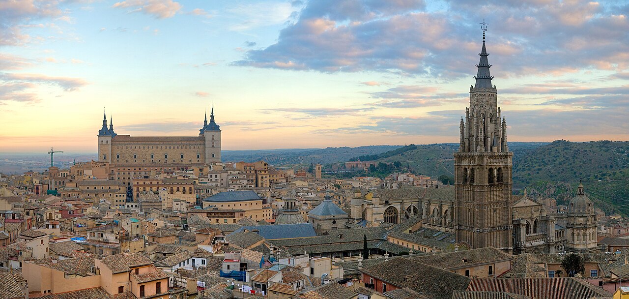 Panorama dei tetti di Toledo all’alba, con l’Alcázar a sinistra e la torre della cattedrale a destra, in una fotografia del 2006