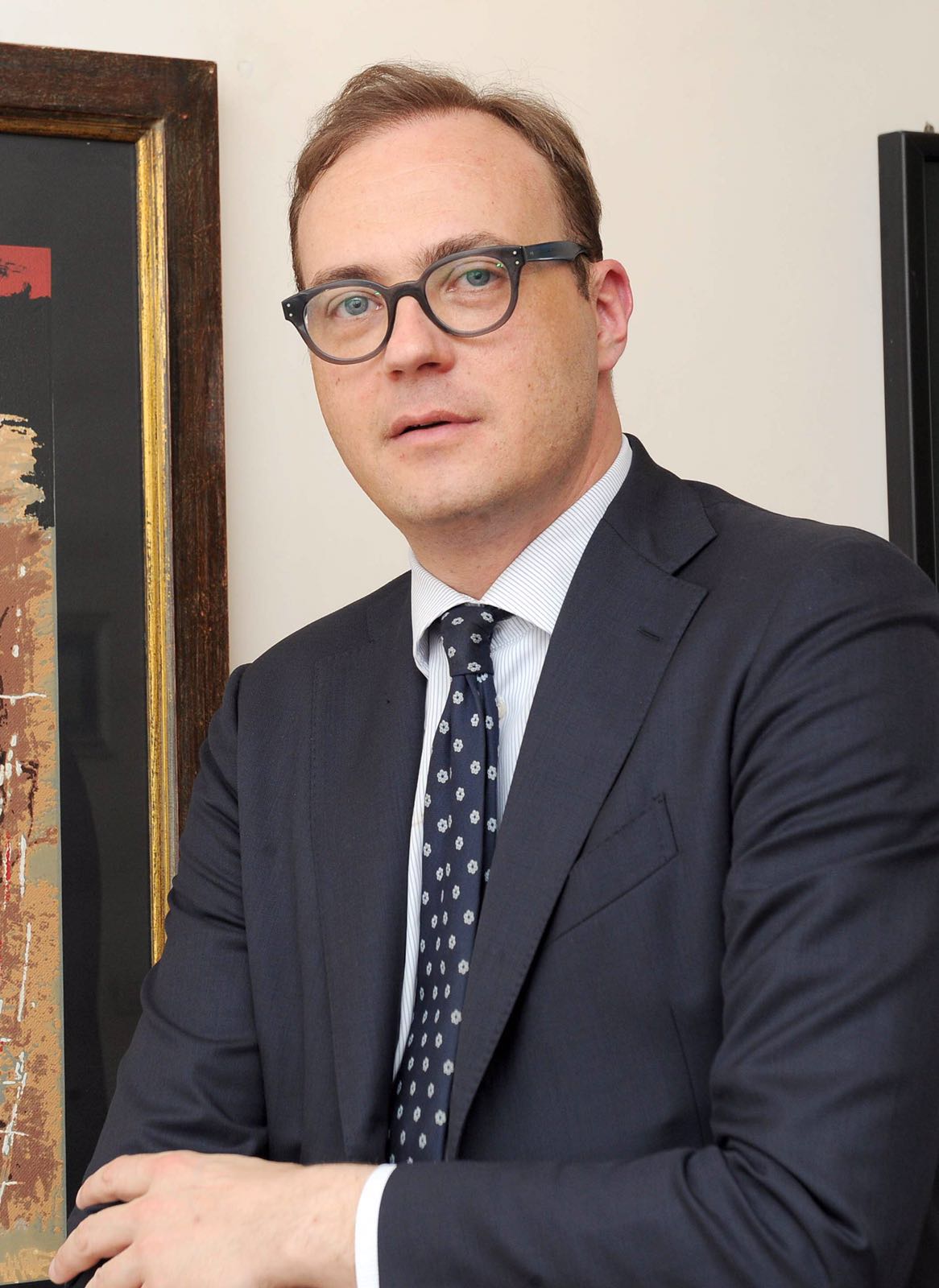 Ritratto di Tommaso Cerno con occhiali e abito scuro, fotografia d’archivio del 2016