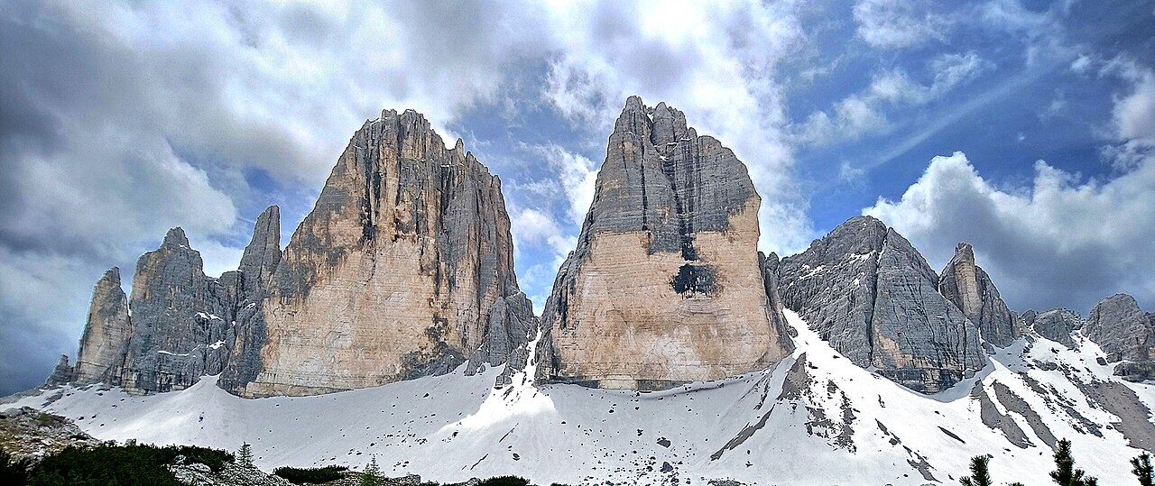 Le pareti settentrionali delle Tre Cime di Lavaredo viste dai prati alpini