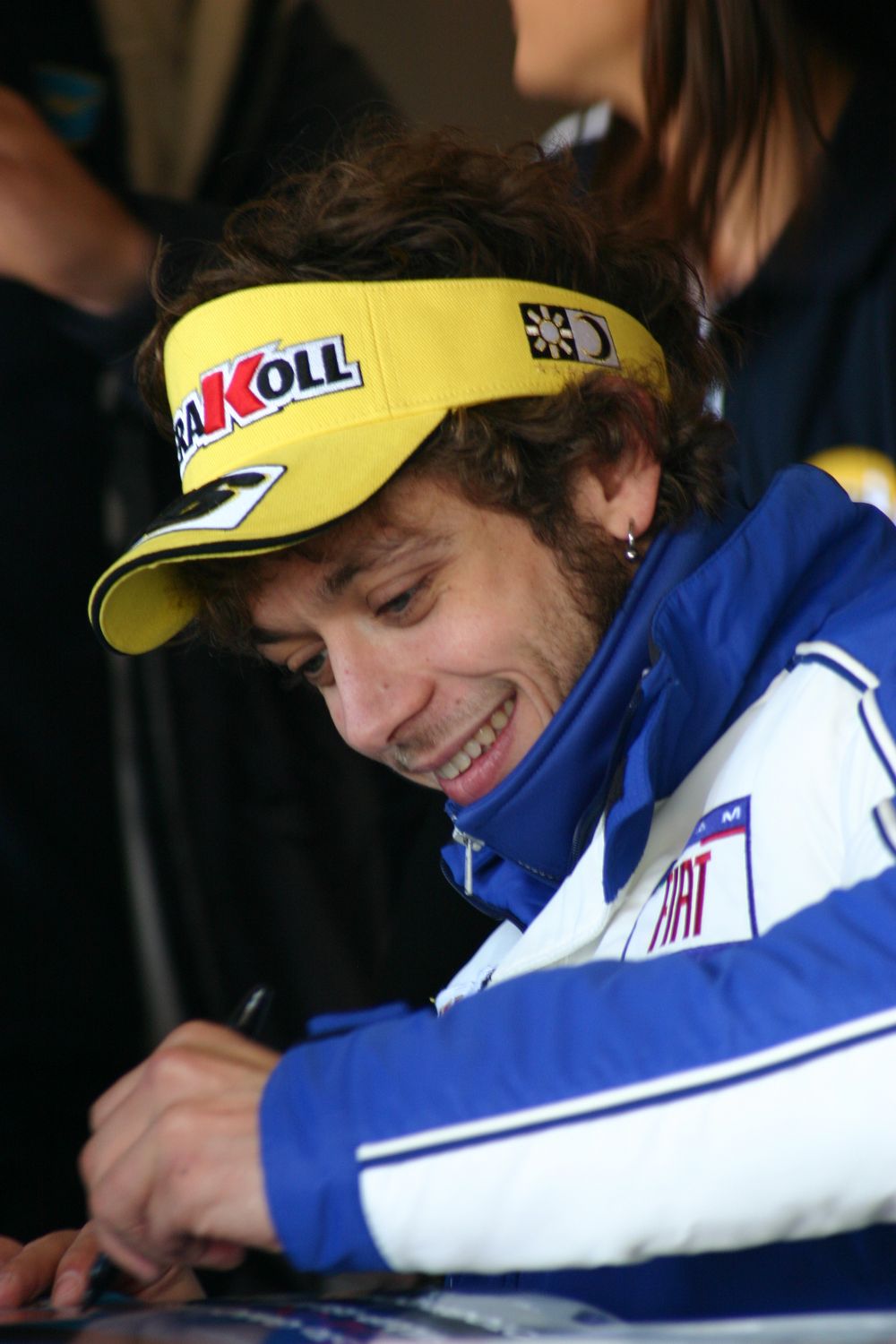 Valentino Rossi firma un autografo nel 2007, con abbigliamento Yamaha