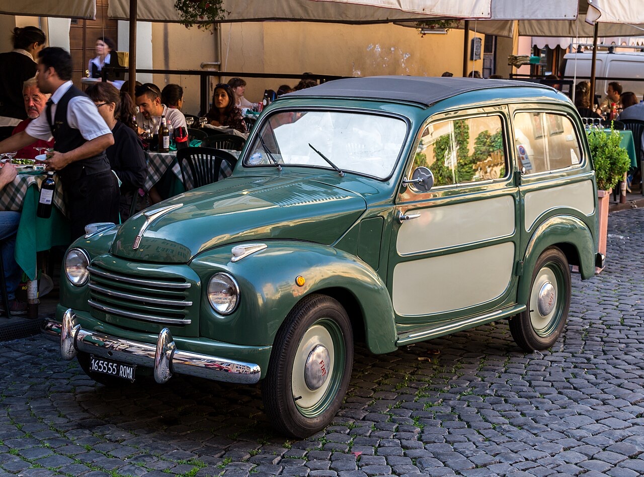 Automobile Fiat storica con targa italiana parcheggiata a Roma