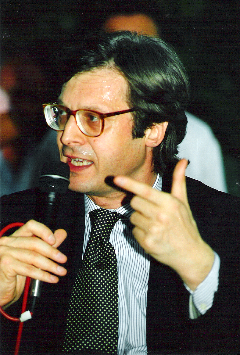 Vittorio Sgarbi con un microfono in una fotografia d’archivio del 2008