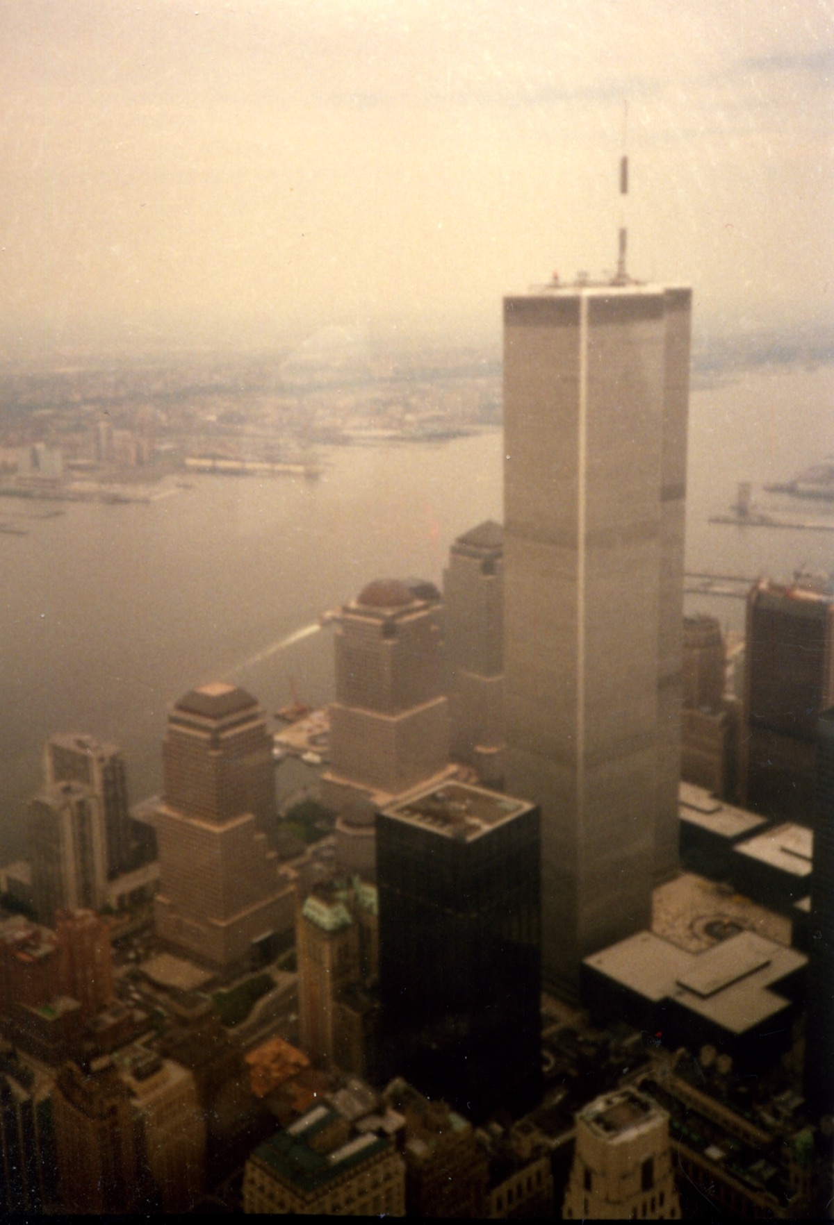 Le Torri Gemelle del World Trade Center e il World Financial Center viste dal fiume Hudson nel 1989